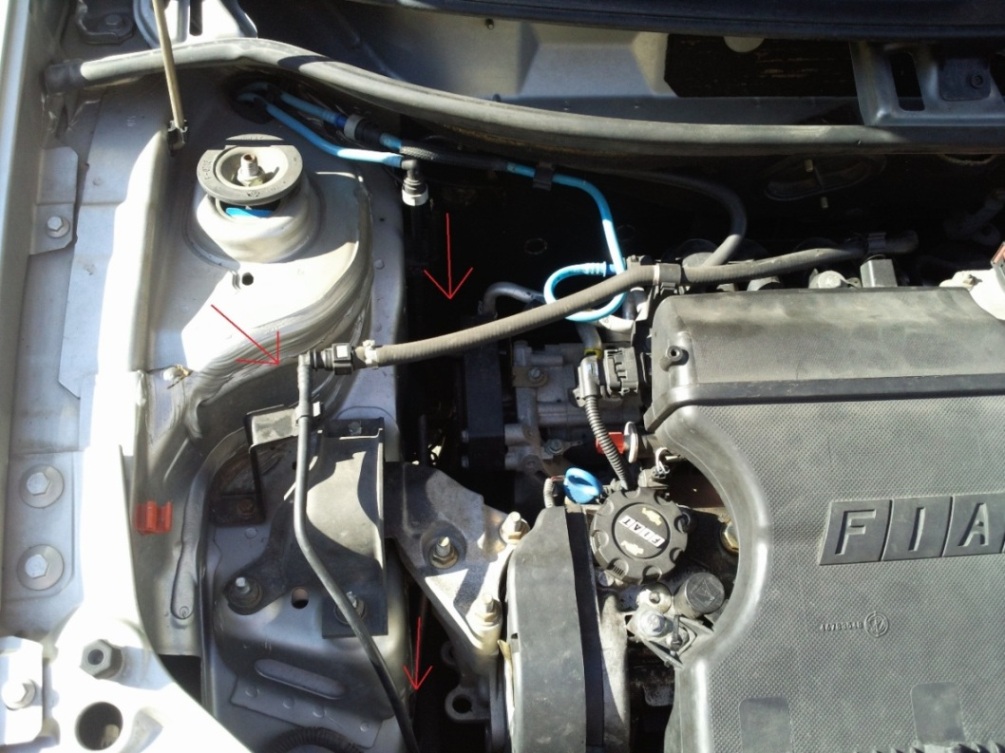 Hadica je spojená s trubičkou a vedie smerom ku chladiču.