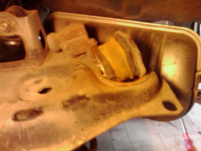 Starý silentblok vytlčieme zospodu kladivom