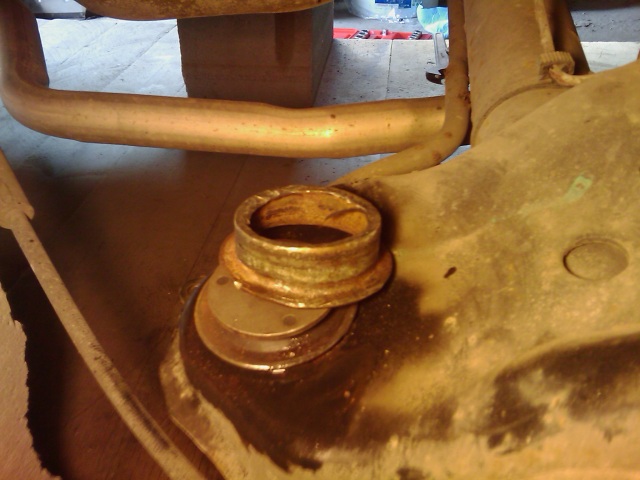 Nalisujeme nové silentbloky - predný ide vpohode krúžkom zo starého zadného, zadný ide horšie