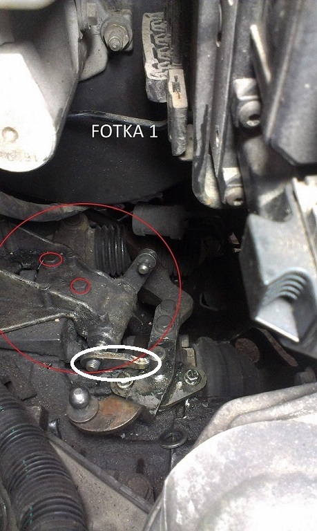 toto je ten drziak treba ho vybrat cely 3x skrutky (v cervenom kruzku) jedna rada v bielom kruzku je vyznaceny &quot; jazycek &quot; ten je lepsie prisrobovat na miesto skor ako vraciate cely drziak na prevodovku