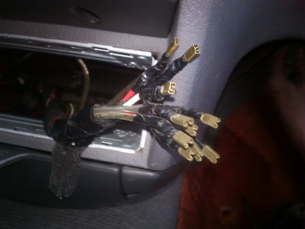 Toto sú tie káble trčiace z auta.